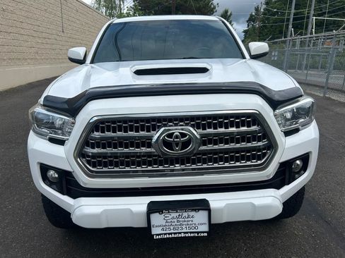 Used 2016 Toyota Tacoma TRD Sport w/ Premium & Technology Package AWD/4WD image 2