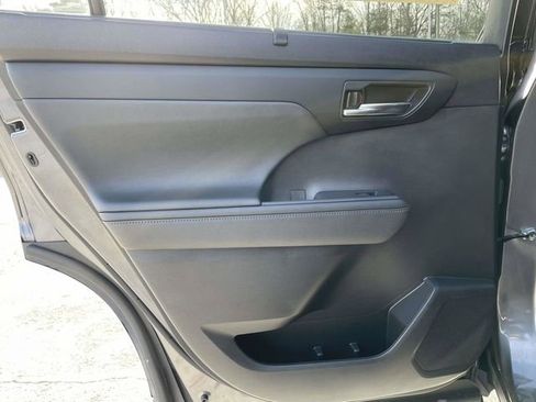 Used 2024 Toyota Highlander XLE image 16