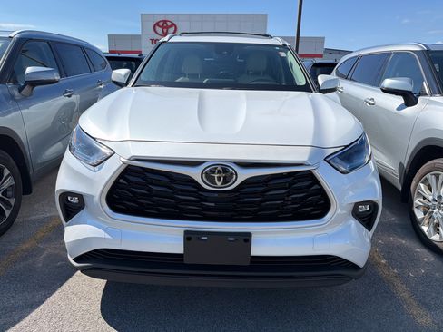 Used 2022 Toyota Highlander XLE AWD/4WD image 3