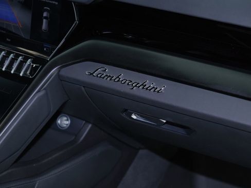 Used 2022 Lamborghini Urus AWD/4WD image 36