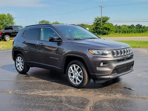 Used 2023 Jeep Compass Latitude AWD/4WD image 2