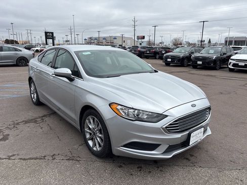 Used 2017 Ford Fusion SE image 3
