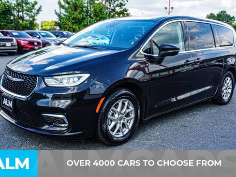 Used 2023 Chrysler Pacifica Touring-L FWD image 2