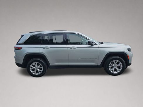 Used 2022 Jeep Grand Cherokee Limited AWD/4WD image 3