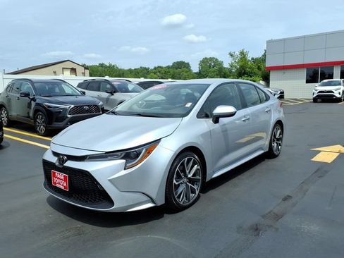 Used 2022 Toyota Corolla LE FWD image 3