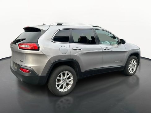 Used 2018 Jeep Cherokee Latitude Plus AWD/4WD image 3