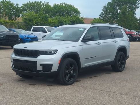 Used 2023 Jeep Grand Cherokee L Laredo AWD/4WD image 7