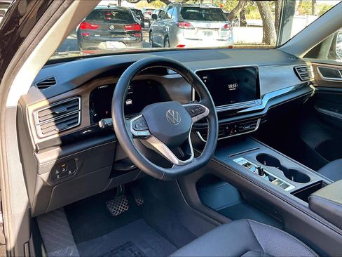 Certified 2024 Volkswagen Atlas SE image 17
