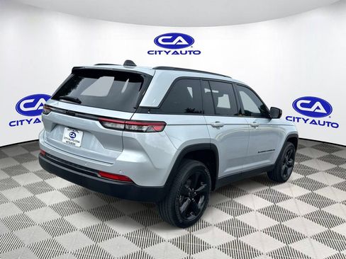 Used 2025 Jeep Grand Cherokee Altitude RWD image 4