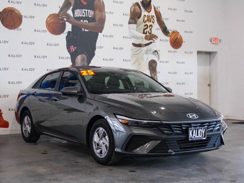 Used 2025 Hyundai Elantra SE FWD image 18