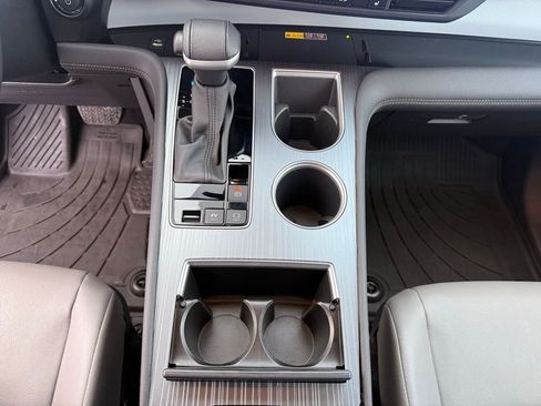 Used 2025 Toyota Sienna XLE image 18