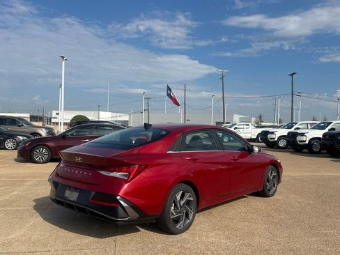 Used 2025 Hyundai Elantra SEL FWD image 19