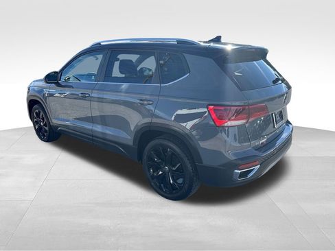 Used 2024 Volkswagen Taos SE w/ Panoramic Sunroof Package image 4