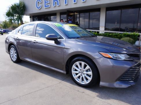 Used 2019 Toyota Camry LE image 1