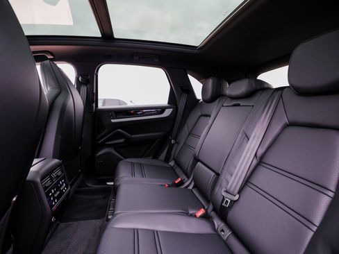 Certified 2026 Porsche Cayenne AWD/4WD image 24