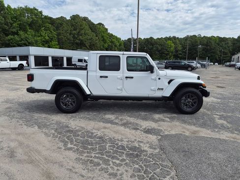 Used 2025 Jeep Gladiator Sport AWD/4WD image 2