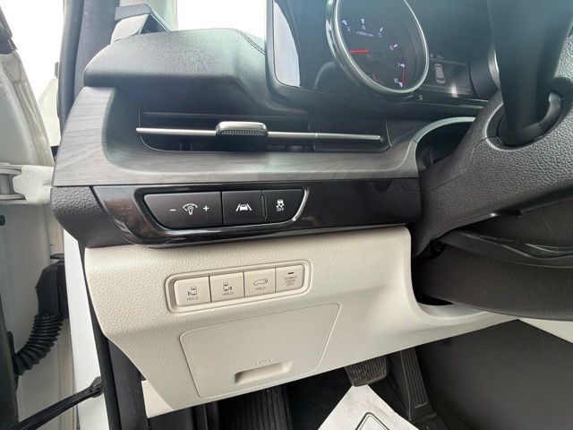 Used 2024 Kia Carnival EX FWD image 21