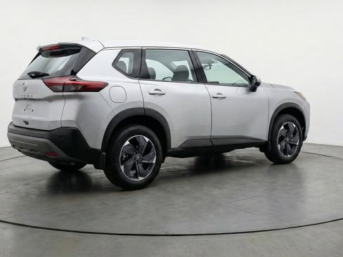 Used 2025 Nissan Rogue SV image 9