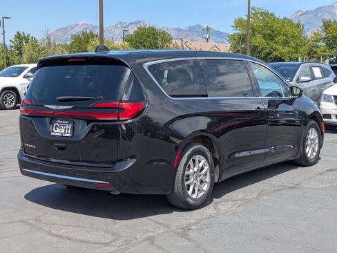Used 2023 Chrysler Pacifica Touring-L FWD image 3