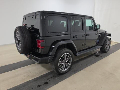 Used 2023 Jeep Wrangler Unlimited Sahara AWD/4WD image 3