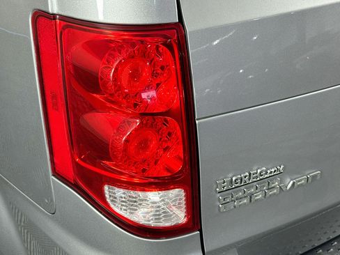 Used 2018 Dodge Grand Caravan SE w/ UConnect Hands-Free Group FWD image 33