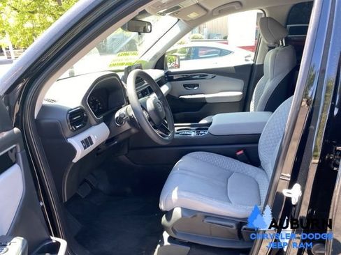 Used 2023 Honda Pilot LX image 32
