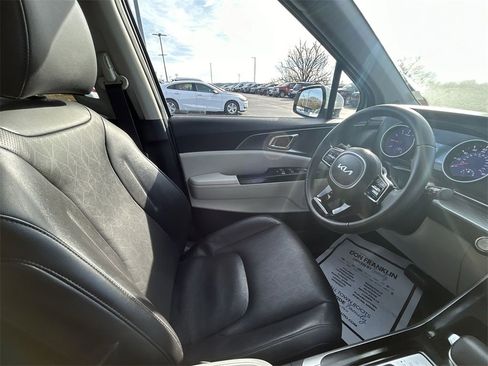 Used 2024 Kia Carnival LX image 10