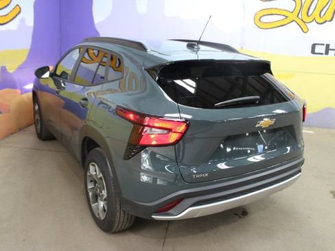 Used 2025 Chevrolet Trax LT FWD image 5
