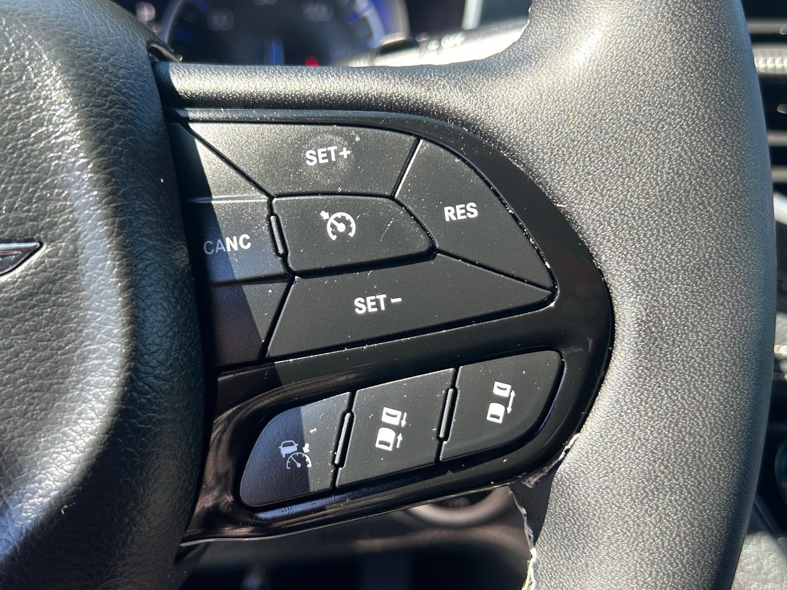 Used 2025 Chrysler Pacifica Limited FWD image 28