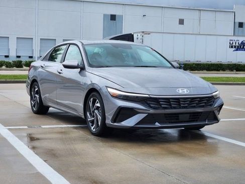 Used 2025 Hyundai Elantra SEL image 3