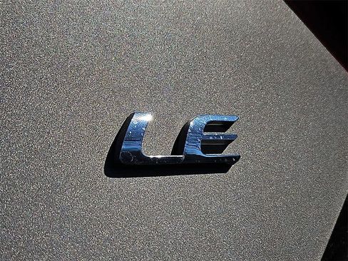 Used 2017 Toyota Corolla LE image 30