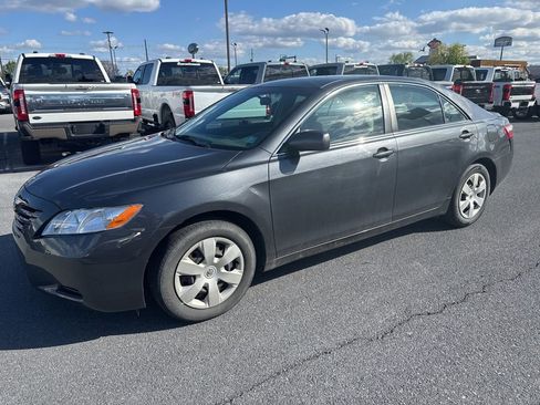 Used 2009 Toyota Camry LE FWD image 2