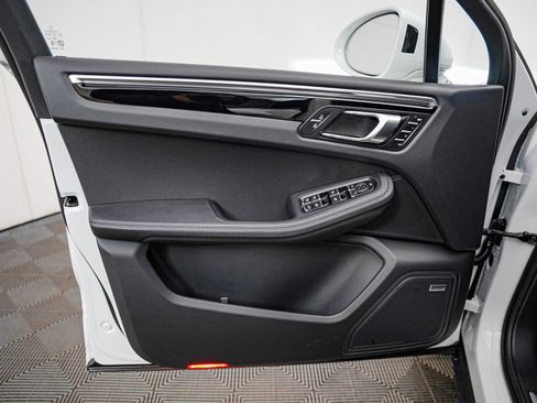 Certified 2025 Porsche Macan S image 27