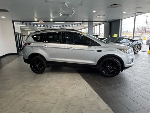 Used 2017 Ford Escape SE w/ Equipment Group 201A image 3