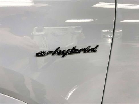 Certified 2025 Porsche Cayenne Turbo AWD/4WD image 19