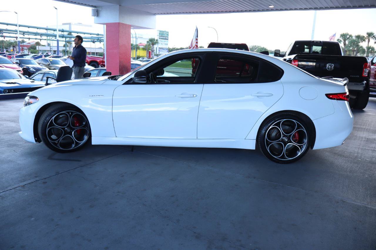 Used 2023 Alfa Romeo Giulia Veloce RWD image 10