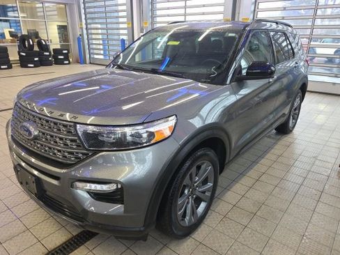 Used 2022 Ford Explorer XLT w/ Equipment Group 202A image 3
