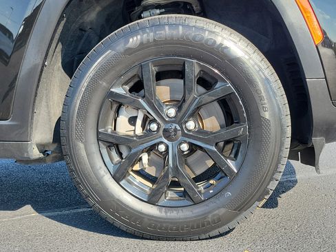 Used 2024 Jeep Grand Cherokee L Laredo image 5