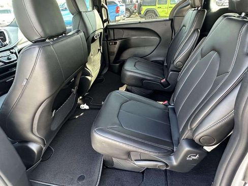 New 2026 Chrysler Pacifica Select image 6
