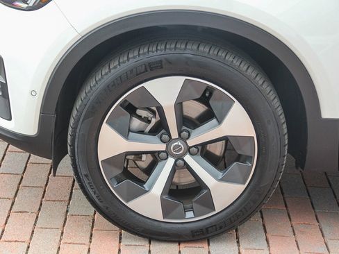 Used 2025 Volvo XC40 B5 Plus image 5