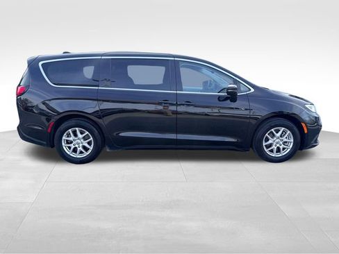 Used 2024 Chrysler Pacifica Touring-L image 4