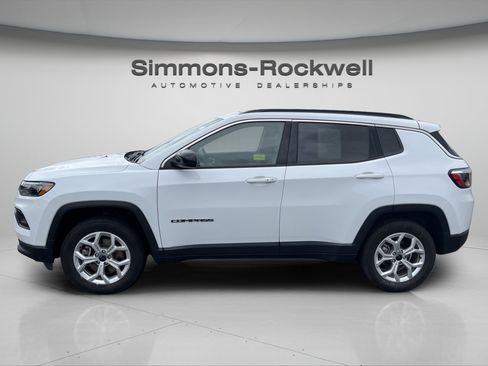 Used 2025 Jeep Compass Latitude w/ Sun & Sound Group AWD/4WD image 2