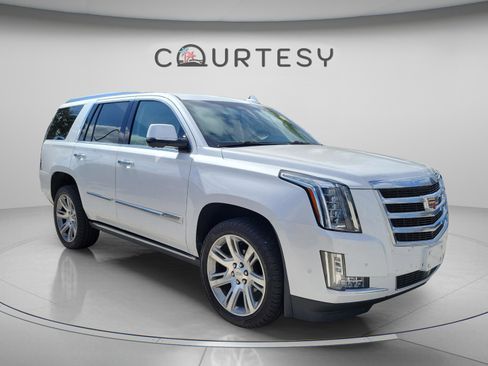 Used 2019 Cadillac Escalade Premium Luxury AWD/4WD image 4
