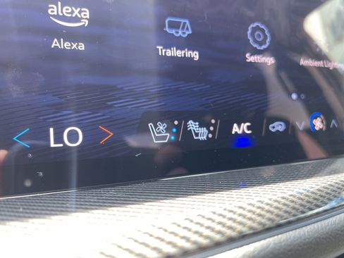 Used 2024 Chevrolet Traverse RS image 34