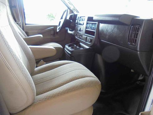 Used 2018 Chevrolet Express 2500 Extended RWD image 9