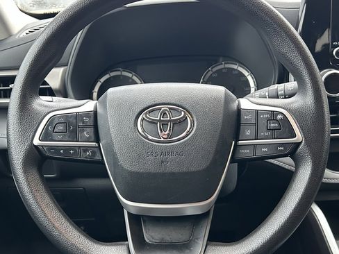 Certified 2023 Toyota Highlander L image 19