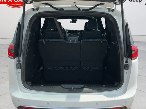 New 2027 Chrysler Pacifica Pinnacle w/ Theater Group FWD image 21