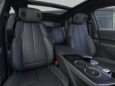 Used 2026 Cadillac Lyriq Signature Sport w/ LPO, Floor Liner Package AWD/4WD image 17