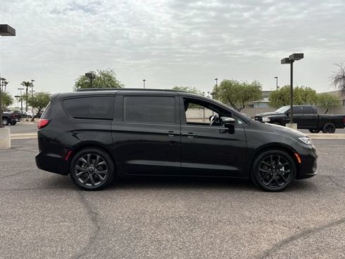 Used 2025 Chrysler Pacifica Limited FWD image 7