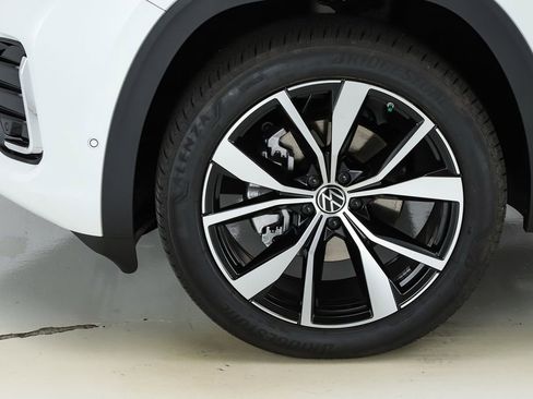 New 2026 Volkswagen Atlas Cross Sport SEL Premium R-Line AWD/4WD image 5